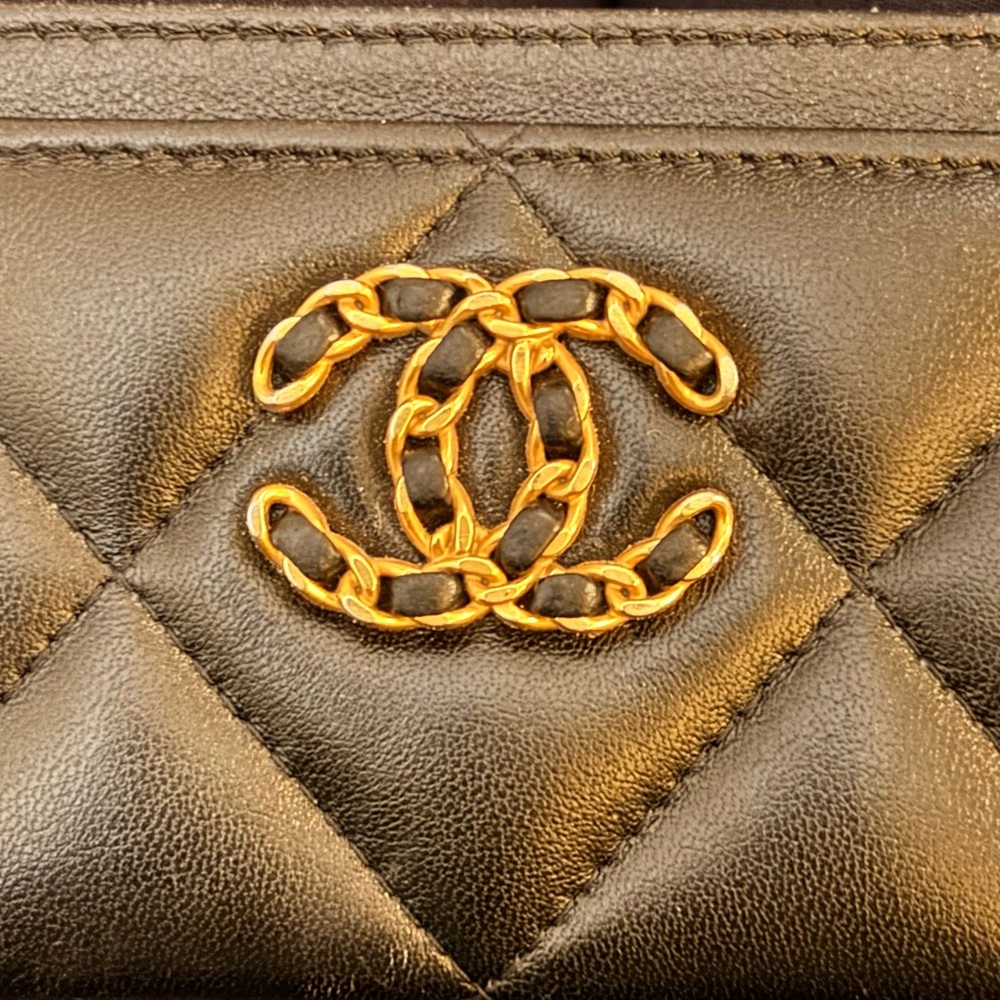 CHANEL Quilted Black Card Holder with Gold Logo - Picture 5 of 5